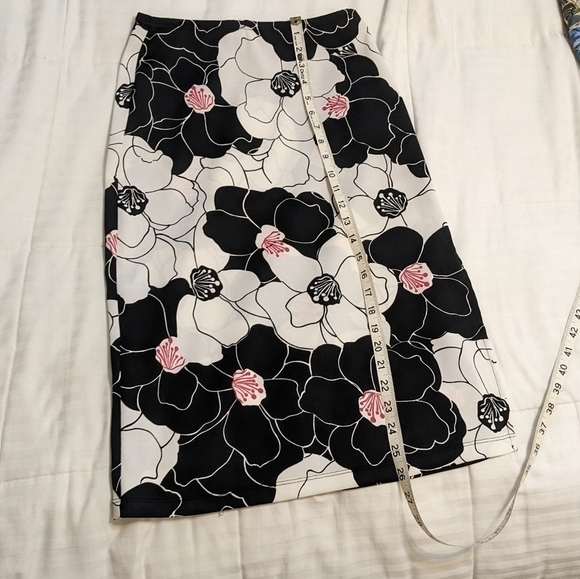 RAMPAGE stretchy floral pencil skirt w/ a slit up the left side size Extra small - Picture 2 of 7